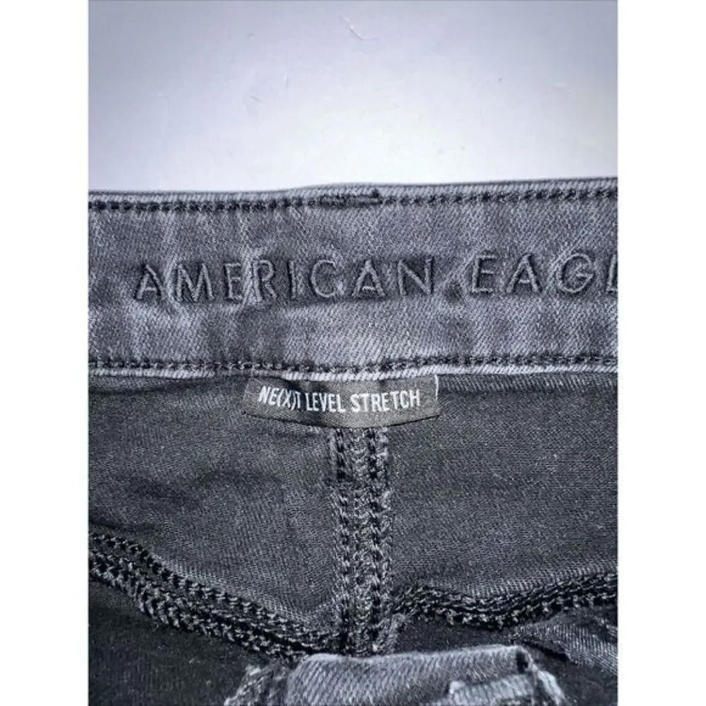 American Eagle Outfitters little pulling